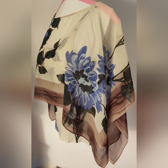 Flowy Overlay Flower Blouse - Picture 3 of 7